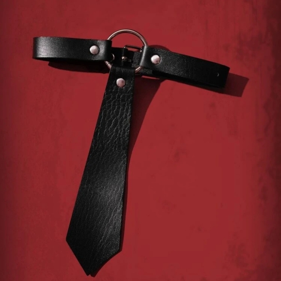 Faux rocker tie necklace - Picture 2 of 3